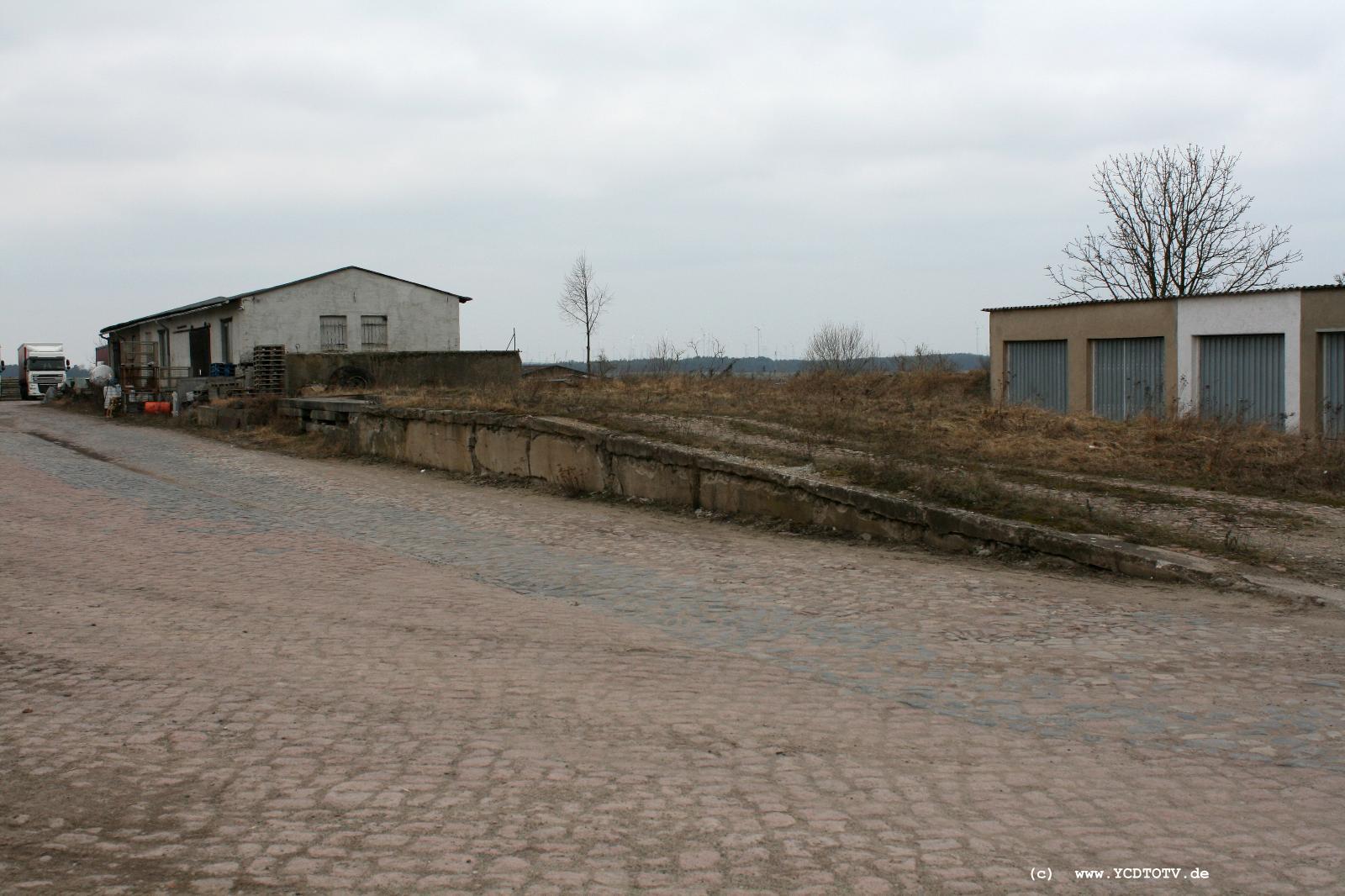 Strecke Stendal-Arneburg, 2011, Bahnhof Arneburg, Reste Ladestra�e 