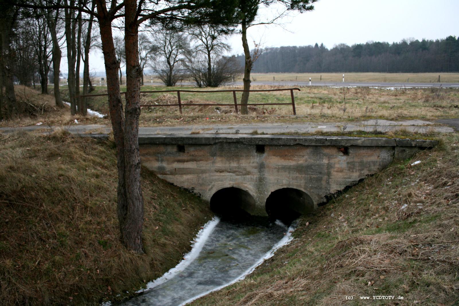 Strecke Stendal-Arneburg, 2011, Br�cke der altes Trasse, Br�cke, im Hintergrund Strasse nach Hassel