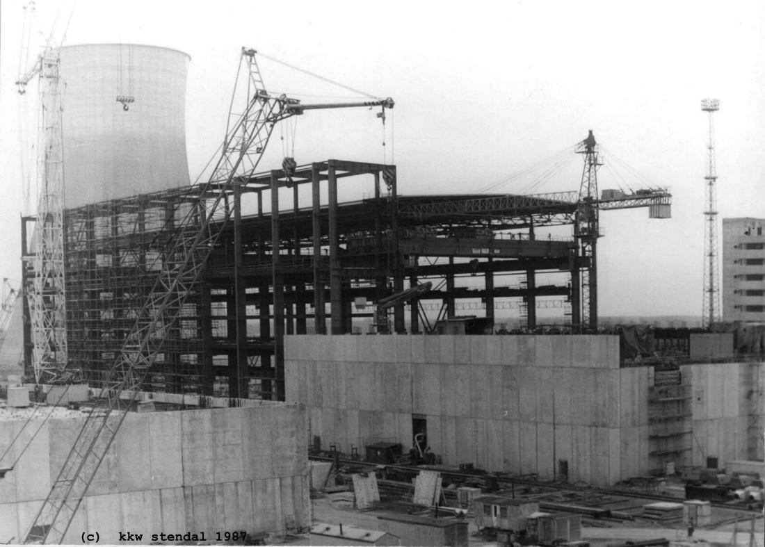  AKW/KKW Stendal 1987, Blick vom SWA-Komplex auf Reaktorgebäude 1 und Maschinenhaus 1 
