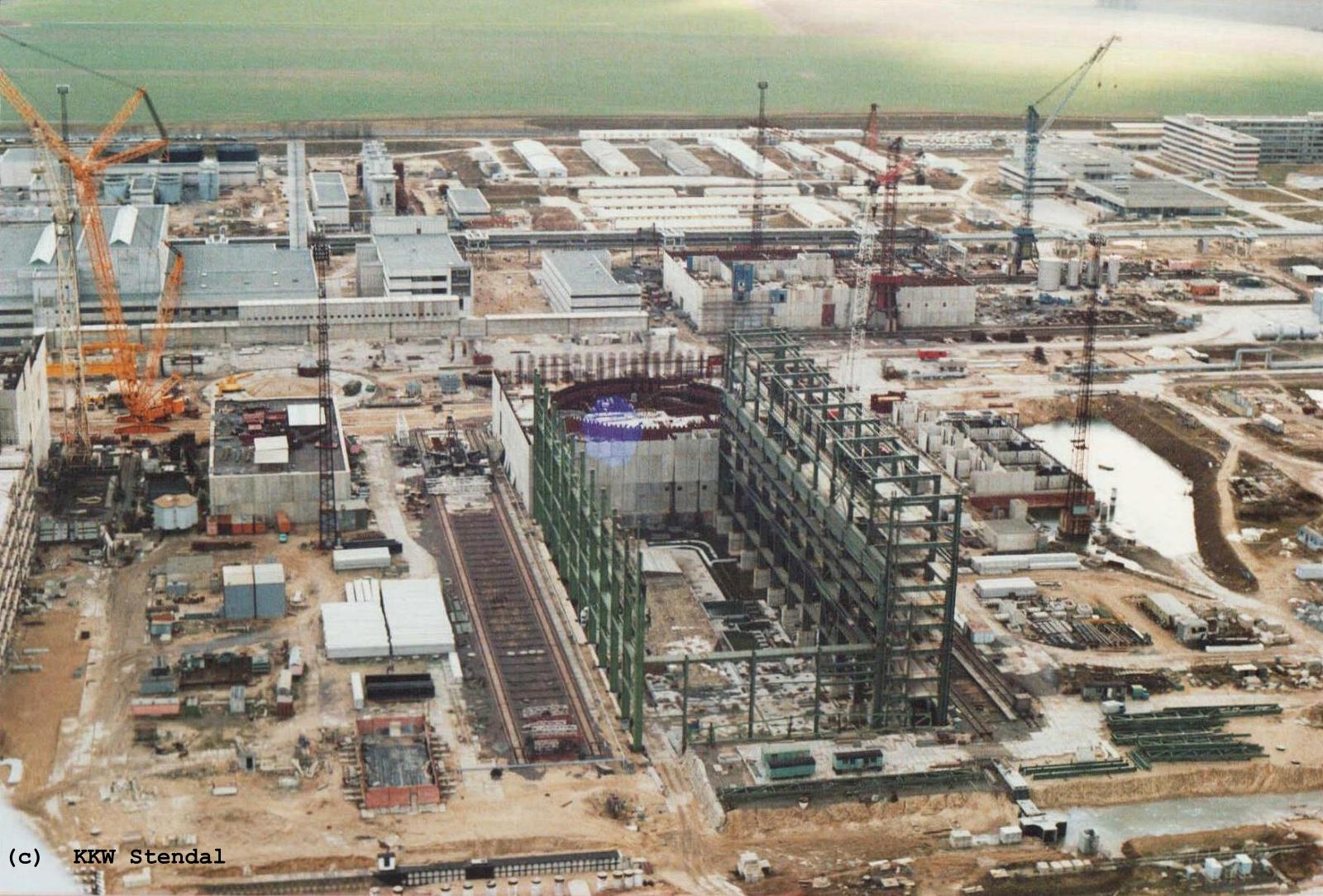  KKW Stendal, Baustelle 1990, Mitte: Reaktor B, Maschinenhaus, dahinter
 Reaktorgebäude B 