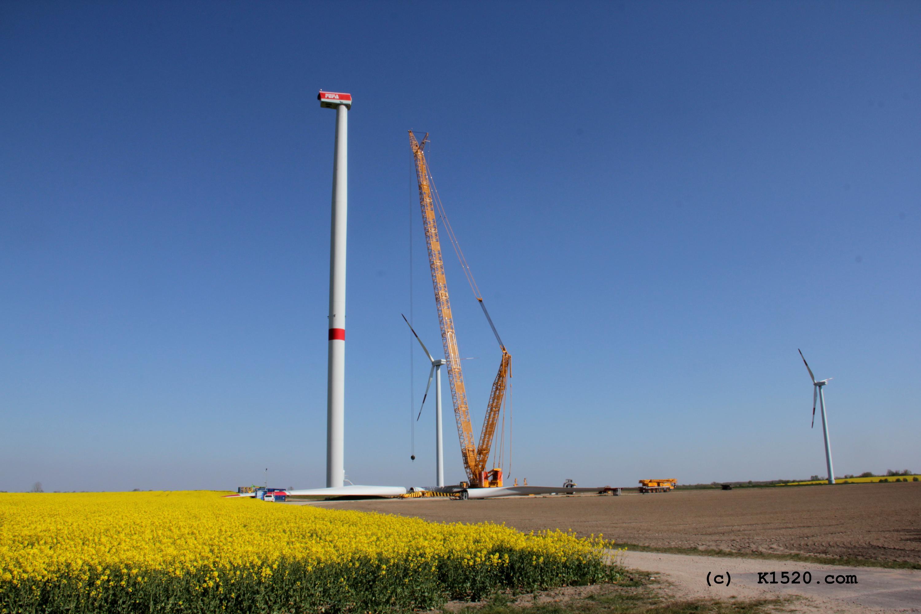 Reparatur Windrder im Windpark Arneburg/Elbe 04/2020,
  Kraneinsatz, Grenvergleich gelber Kran, unten rechts