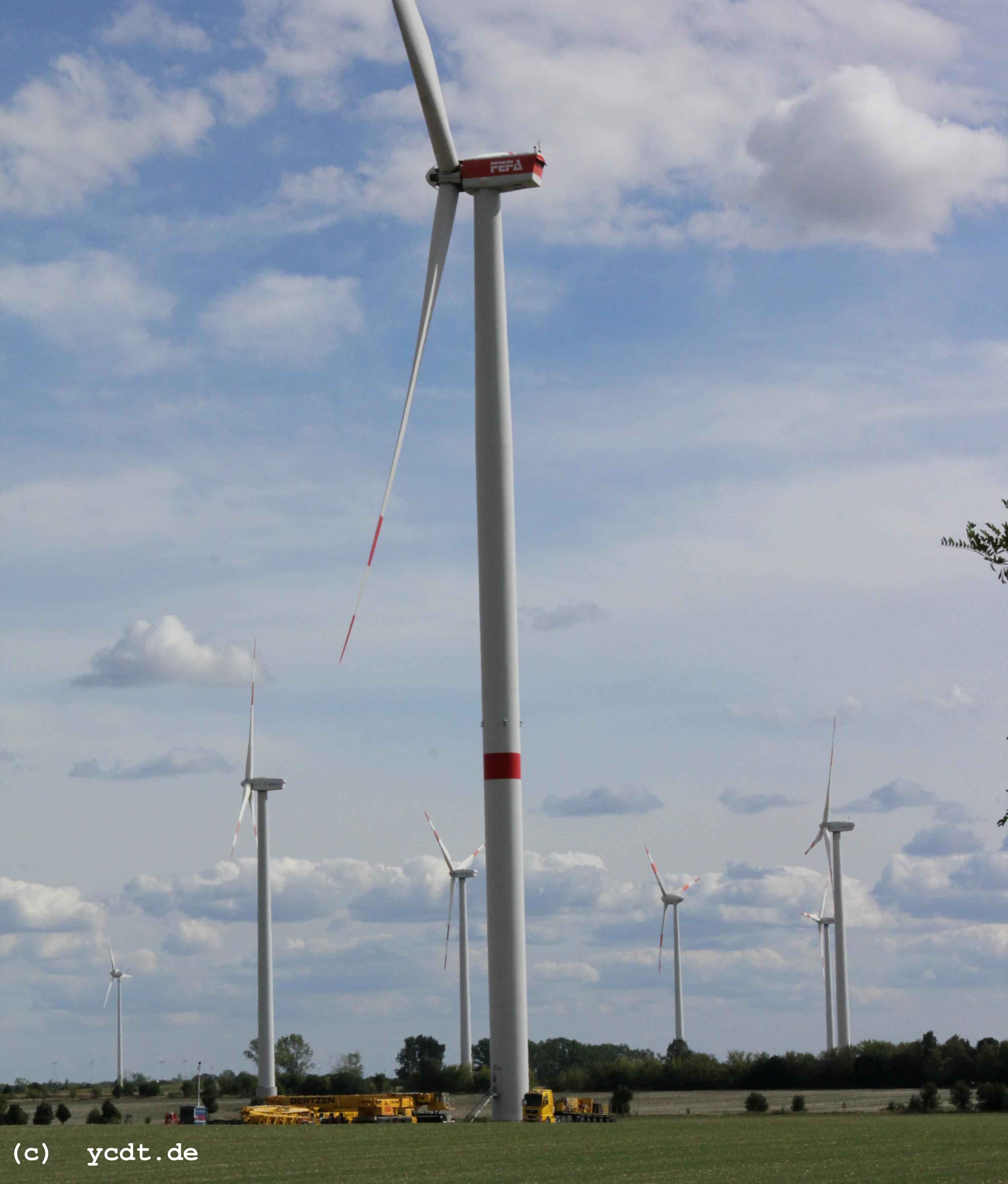 Reparatur Windrder im Windpark Arneburg/Elbe 08/2022,
  Kraneinsatz, 